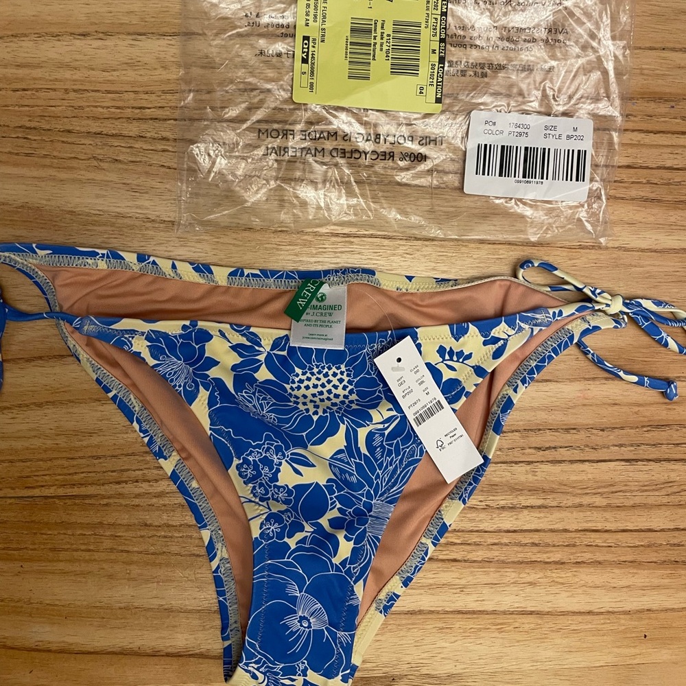 NWT string hipster full-coverage bikini bottom.